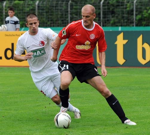 FSV-Spieler Miroslav Karhan (re.) wird von Berlins Henning Lichte unter Druck gesetzt.