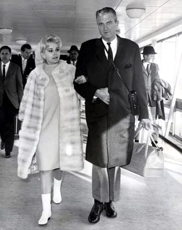 Das Bild von 1966 zeigt die Schauspielerin mit ihrem fünften Mann Joshua Cosden.