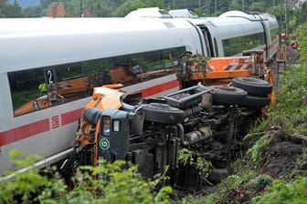 Auf der ICE-Strecke zwischen Frankfurt und Paris ereignet sich im Pfälzerwald ein Unfall. Bei Lamprecht im Kreis Bad Dürkheim rutscht ein Müllwagen auf die Gleise.
