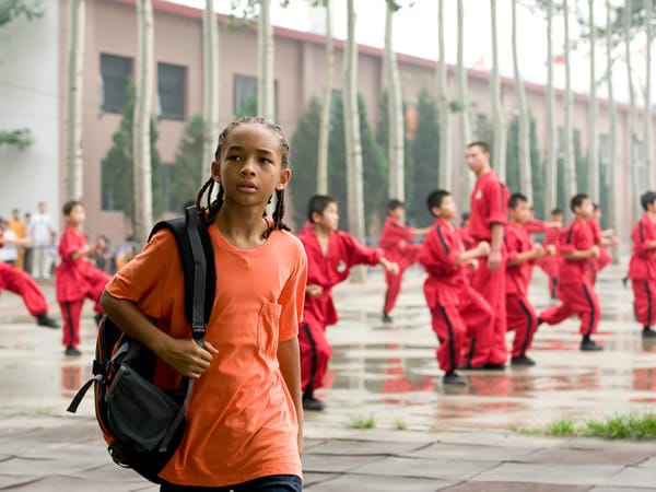 Aber die kulturellen Unterschiede machen es Dre schwer, in der Schule Freunde zu finden. Als er sich gegen den Klassenprügler Cheng, einem Kung-Fu-Kämpfer, zur Wehr setzen muss, wird er wegen seiner geringen Karate-Kenntnisse als "Karate Kid" verspottet.