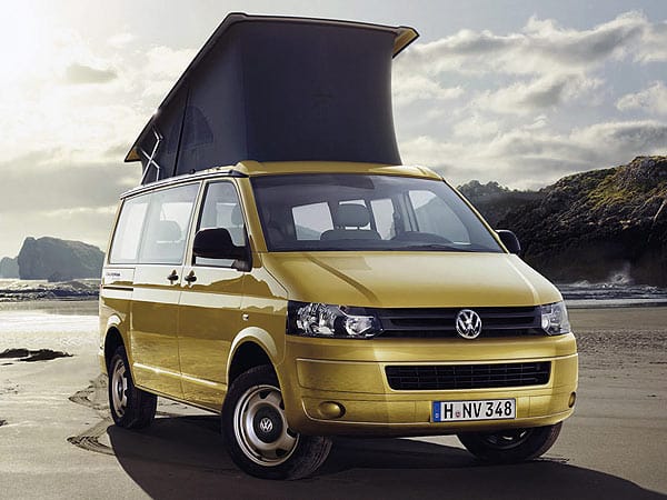 Aufgewertet mit einem Aufstelldach präsentiert sich der VW California Beach auf dem Caravan Salon. Der Einstiegspreis des California Beach mit 84 PS und Fünfganggetriebe liegt bei 36.152 Euro.