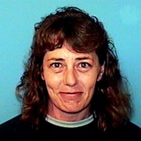Casslyn Welch ist John McCluskeys Verlobte und Cousine. Sie soll ihm bei der Flucht aus dem Gefängnis geholfen haben, indem sie angeblich eine Drahtzange über den Gefängniszaun geworfen hat. Casslyn Welch ist John McCluskeys Verlobte und Cousine. Sie soll ihm bei der Flucht aus dem Gefängnis geholfen haben, indem sie angeblich eine Drahtzange über den Gefängniszaun geworfen hat.