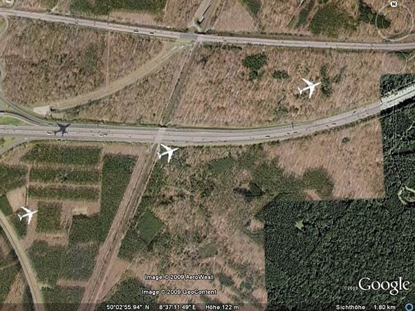 Natürlich übt diese Jumbo-Staffel keinen Formationsflug über der A3 bei Frankfurt am Main. Des Rätsels Lösung: Google hat die chronologische Reihenfolge der Satellitenbilder einfach beibehalten und den Flieger an verschiedenen Stellen abgelichtet.