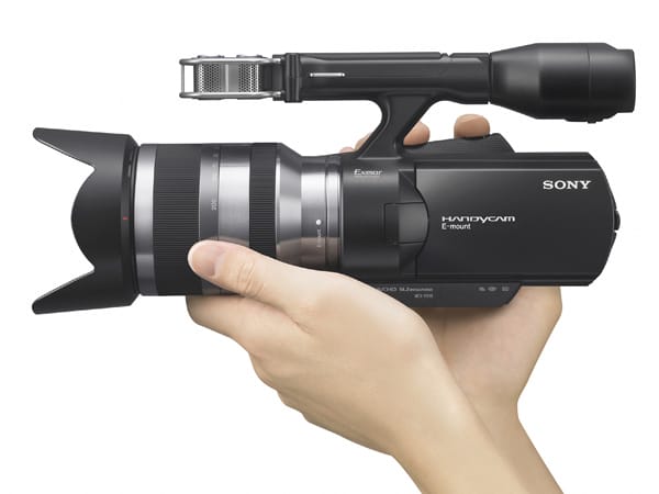 Die Sony Handycam NEX-VG10E ist sehr kompakt und leicht, aber durch die Wechselobjektive sehr flexibel.