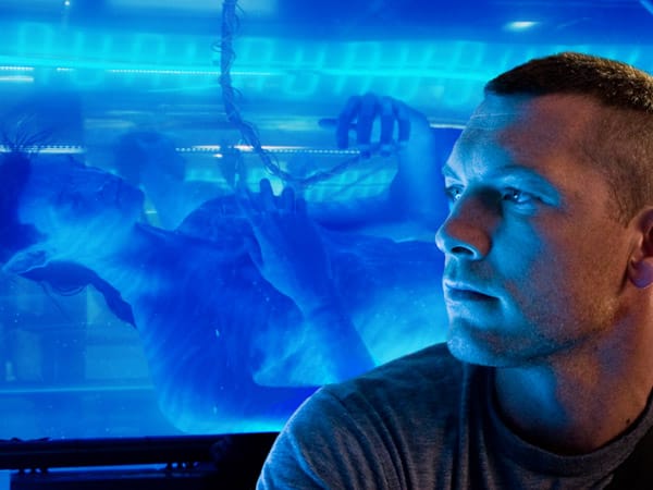 Jake soll mit einem Avatar, einem genetisch manipulierten Hybriden aus menschlicher und Na'vi-DNS, verbunden werden. Diese Avatare sind die einzigen - neben den Na'vi selbst - die in der Atmosphäre Pandoras überleben können. Jake soll mit einem Avatar, einem genetisch manipulierten Hybriden aus menschlicher und Na'vi-DNS, verbunden werden. Diese Avatare sind die einzigen - neben den Na'vi selbst - die in der Atmosphäre Pandoras überleben können.