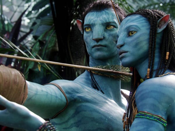 Jake bekommt Na'vi Frau Neytiri (Zoe Saldana) zur Seite gestellt, die ihm alles Wichtige beibringen soll. Alles wäre so einfach, würden ihn die ständigen Avatarausflüge nicht in einen Gewissenskonflikt bringen. Jake bekommt Na'vi Frau Neytiri (Zoe Saldana) zur Seite gestellt, die ihm alles Wichtige beibringen soll. Alles wäre so einfach, würden ihn die ständigen Avatarausflüge nicht in einen Gewissenskonflikt bringen.