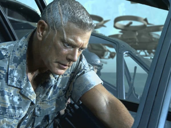 Col. Quaritch (Stephen Lang) hat von Jakes diplomatischen Bemühungen, die Na'vi umzustimmen und sie zum Umzug zu bewegen, die Schnauze voll und greift deren Heimatbaum an. Schließlich lagert darunter das begehrte Unbotainium. Col. Quaritch (Stephen Lang) hat von Jakes diplomatischen Bemühungen, die Na'vi umzustimmen und sie zum Umzug zu bewegen, die Schnauze voll und greift deren Heimatbaum an. Schließlich lagert darunter das begehrte Unbotainium.