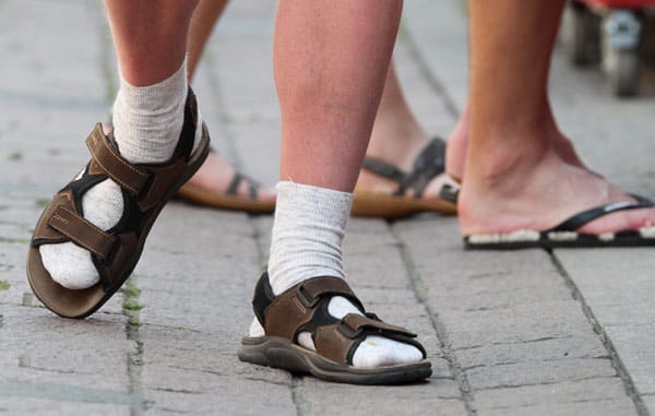 "Tragen Sie Sandalen? Schmeißen Sie sie weg", rät die Flirt-Expertin. Denn bei allen, die älter als zwölf Jahre sind, so Deißler weiter, erweisen sich diese als nicht tragfähig. Noch schlimmer ist allerdings, wenn Männer zu den Sandalen auch noch Socken tragen.