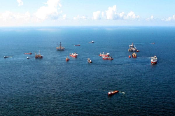 Im Oktober 2010, fünf Monate nach der Explosion der Ölplattform, hat BP das lecke Bohrloch endgültig versiegelt. Im Oktober 2010, fünf Monate nach der Explosion der Ölplattform, hat BP das lecke Bohrloch endgültig versiegelt.