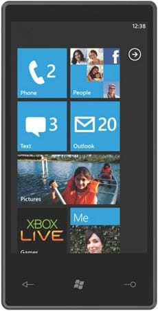 Windows Phone 7 besitzt eine komplett neuartige Menüführung, in deren Zentrum sogenannte Live Tiles stehen. Sie bieten beispielsweise direkten Zugang zu Facebook.