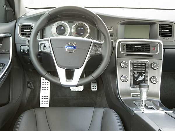Der nüchterne Innenraum des S60 wird mit Leder und Applikationen aus Aluminium aufgepeppt.