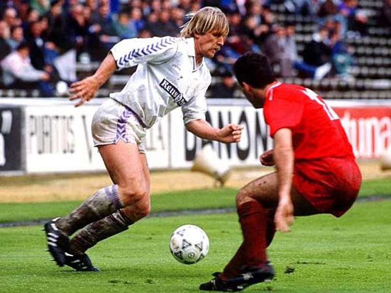 Nach acht erfolgreichen Jahren beim spanischen Erzrivalen FC Barcelona zog sich Bernd Schuster 1988 das Trikot der Königlichen über. Das Gastspiel währte aber nur zwei Jahre, dann wanderte der "blonde Engel" weiter zum Lokalrivalen Atlético.