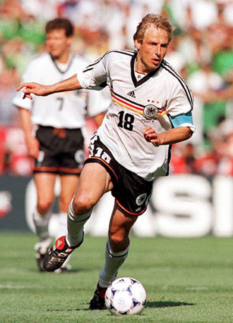 Jürgen Klinsmann: Der Teamplayer folgte auf Herrscher Matthäus und brachte frischen Wind in das hohe DFB-Amt. Von 1995 bis 1998 war Klinsmann der Chef auf dem Platz, auch beim EM-Sieg 1996.