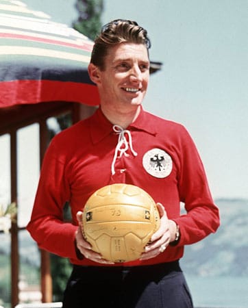 Fritz Walter: Der Kaiserslauterer war von 1951 bis 1956 Kapitän der Nationalelf. 30 Mal führte er das Team aufs Feld - natürlich auch beim Gewinn des WM-Titels 1954.