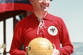 Fritz Walter: Der Kaiserslauterer war von 1951 bis 1956 Kapitän der Nationalelf. 30 Mal führte er das Team aufs Feld - natürlich auch beim Gewinn des WM-Titels 1954.