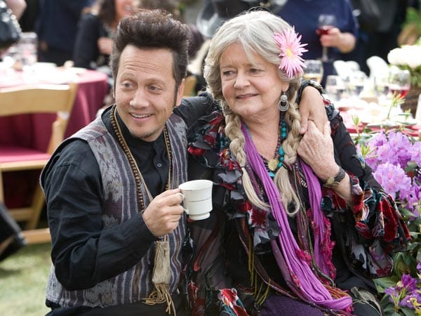 Da wäre zum einen Rob Hilliard (Rob Schneider), der - zur Überraschung aller - mit seiner Frau Gloria (Joyce Van Patten) angereist ist. Dass die anderen Gloria für Robs Mutter gehalten haben, ist nicht verwunderlich.