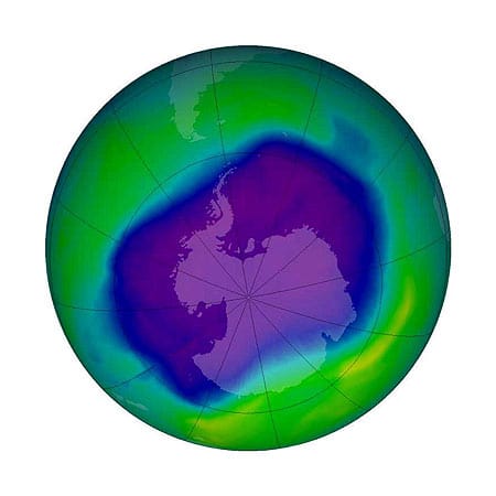 Ozonloch (2005): Fluorchlor-Kohlenwasserstoffe (FCKW) und andere chemische Substanzen verursachen jedes Jahr im September ein Ozonloch über der Antarktis in etwa 20 Kilometer Höhe, so dass schädliche UV-Strahlung der Sonne verstärkt den Boden erreichen kann. Vermutlich erkrankten dadurch viele Menschen zusätzlich an Hautkrebs. Auch über der Nordhalbkugel dünnte die Ozonschicht aus. Ozonloch (2005): Fluorchlor-Kohlenwasserstoffe (FCKW) und andere chemische Substanzen verursachen jedes Jahr im September ein Ozonloch über der Antarktis in etwa 20 Kilometer Höhe, so dass schädliche UV-Strahlung der Sonne verstärkt den Boden erreichen kann. Vermutlich erkrankten dadurch viele Menschen zusätzlich an Hautkrebs. Auch über der Nordhalbkugel dünnte die Ozonschicht aus.