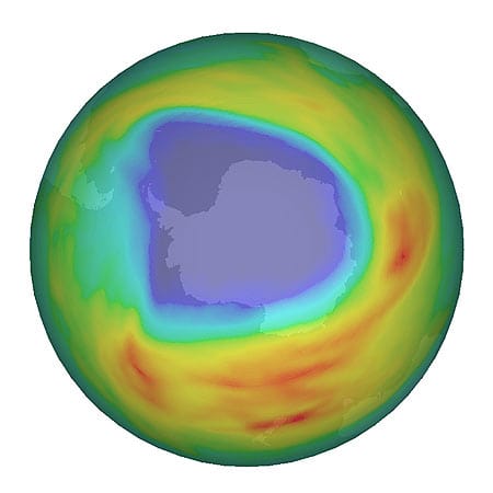 Erfolg im Kampf gegen das Ozonloch (2008): Forscher haben jetzt erstmals die Wirksamkeit des FCKW-Verbots bewiesen. Die Vereinten Nationen hatten im Montrealer Protokoll von 1987 die Herstellung und Verwendung von FCKW und anderer Substanzen verboten. Seither hatte die Welt auf eine Verkleinerung des Ozonlochs gewartet. Erfolg im Kampf gegen das Ozonloch (2008): Forscher haben jetzt erstmals die Wirksamkeit des FCKW-Verbots bewiesen. Die Vereinten Nationen hatten im Montrealer Protokoll von 1987 die Herstellung und Verwendung von FCKW und anderer Substanzen verboten. Seither hatte die Welt auf eine Verkleinerung des Ozonlochs gewartet.