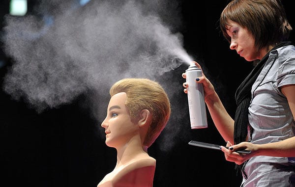 Friseurin mit Sprayflasche: FCKW sind als Treibgas seit Jahrne verboten - jetzt ist die positive Wirkung auf das Ozonloch nachgewiesen. Friseurin mit Sprayflasche: FCKW sind als Treibgas seit Jahrne verboten - jetzt ist die positive Wirkung auf das Ozonloch nachgewiesen.