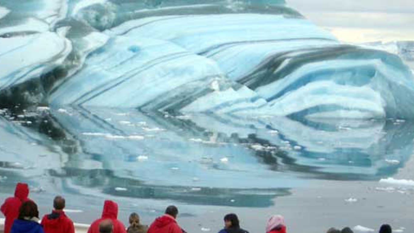 Gestreifte Eisberge sind in der Antarktis ein seltener Anblick