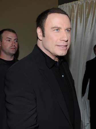 John Travolta, Februar 2008: Den Haaransatz ein wenig nach hinten verschoben.