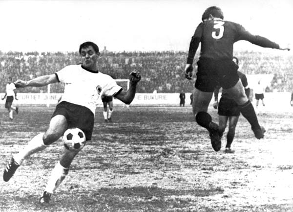 Nur ein Mal verpasst Deutschland eine EM-Endrunde: 1968. Am 17. Dezember 1967 nutzt dem Vize-Weltmeister in Tirana gegen den krassen Außenseiter Albanien auch der Einsatz des treffsichersten Bundesliga-Torjägers nichts. Gladbachs Peter Meyer (li.) hat 19 Mal in 17 Hinrunden-Partien getroffen. In Tirana bleibt es beim 0:0.