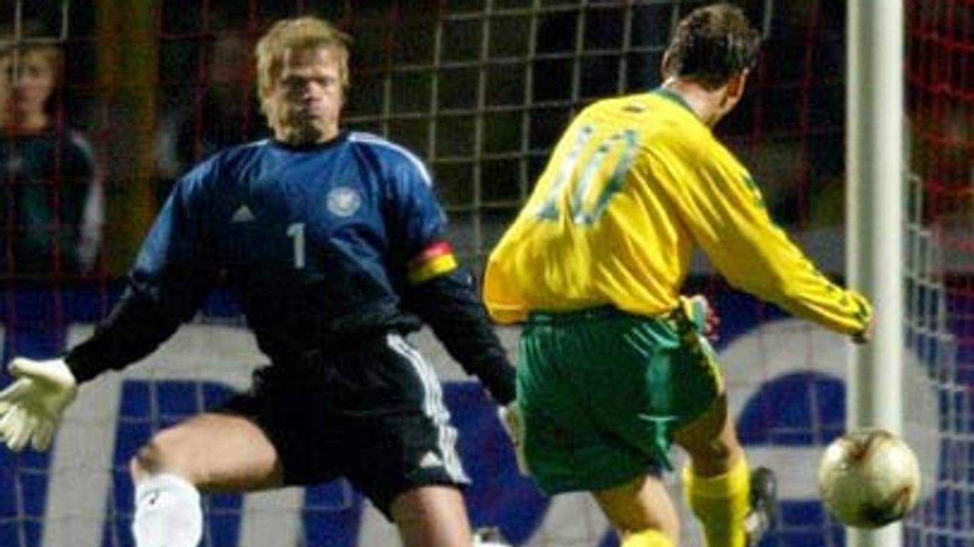 Keine Chance lässt am 29. März 2003 Tomas Razanauskas dem DFB-Kapitän Oliver Kahn. Auch Tobias Rau (li.) kann dem 1:1-Ausgleich der Litauer in der EM-Qualifikation in Nürnberg nur zusehen. Es bleibt bei diesem Resultat. Das sehenswerte Hackentor zum 1:0 durch Carsten Ramelow ist überschattet.