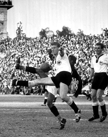Am 28. Dezember 1958 treffen sich in Kairo Ägypten und Deutschland zum ersten und bisher einzigen Mal. Der WM-Vierte reist mit einer 1:2-Niederlage gegen den damaligen Afrikameister zurück nach Hause. In dieser Szene müht sich Karl-Heinz Schnellinger in seinem sechsten Länderspiel, beobachtet von Alfred Pyka. Der Herner kommt nur an diesem Tag zum Einsatz.