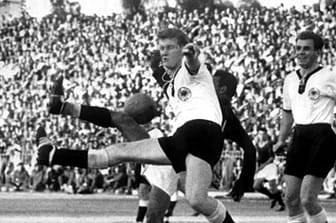 Am 28. Dezember 1958 treffen sich in Kairo Ägypten und Deutschland zum ersten und bisher einzigen Mal. Der WM-Vierte reist mit einer 1:2-Niederlage gegen den damaligen Afrikameister zurück nach Hause. In dieser Szene müht sich Karl-Heinz Schnellinger in seinem sechsten Länderspiel, beobachtet von Alfred Pyka. Der Herner kommt nur an diesem Tag zum Einsatz.