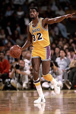 Earvin "Magic" Johnson dominierte mit dem "Showtime Express" der Lakers in den 1980ern die NBA. Johnson konnte alle Positionen spielen, war aber besonders als Assist-Geber magisch. Seine Rivalität mit dem Boston-Celtics-Spieler Larry Bird begeisterte. "Magic" musste seine Karriere frühzeitig beenden, weil er an HIV erkrankte. Seine wichtigsten Erfolge: fünfmal NBA-Champion, dreimal MVP, Gold mit dem Dreamteam bei den Olympischen Spielen 1992.
