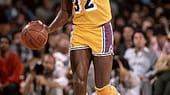 Earvin "Magic" Johnson dominierte mit dem "Showtime Express" der Lakers in den 1980ern die NBA. Johnson konnte alle Positionen spielen, war aber besonders als Assist-Geber magisch. Seine Rivalität mit dem Boston-Celtics-Spieler Larry Bird begeisterte. "Magic" musste seine Karriere frühzeitig beenden, weil er an HIV erkrankte. Seine wichtigsten Erfolge: fünfmal NBA-Champion, dreimal MVP, Gold mit dem Dreamteam bei den Olympischen Spielen 1992.