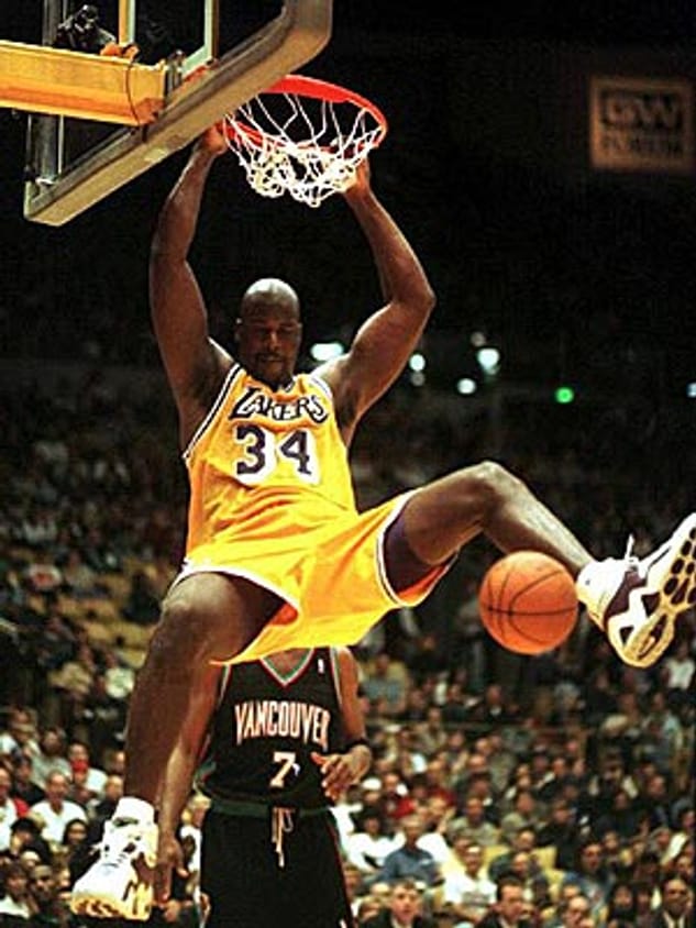 Shaquille O'Neal (1992 - 2011) - 150 Kg verteilt auf 2,16 Meter, ein Center, der in der Zone nicht zu stoppen war. Er selbst bezeichnete sich als dominantesten Spieler aller Zeiten. Shaq erregte durch seine krachenden Dunkings Aufsehen in der Liga. Abseits des Parketts schauspielerte O'Neal und versuchte sich als Rapper. Der teilweise in Deutschland aufgewachsene "Big Man" wurde mit den L.A. Lakers dreimal und den Miami Heat einmal Meister, außerdem 2002 MVP der regulären Saison.