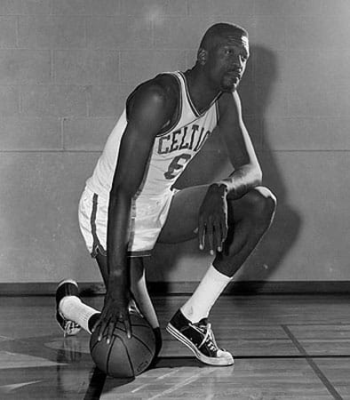 Bill Russell (1956 - 69) ist die Center-Legende der frühen Boston Celtics. Unglaubliche elf Meisterschaften gewann die Nummer sechs mit den Kleeblättern, davon acht in Folge. Außer dem exzellenten Verteidiger und Rebounder hat dies keiner geschafft. Bei den letzten beiden Championships war Russell sogar Spielertrainer. Außerdem war er der erste afro-amerikanische Trainer der NBA. Fünfmal wurde Russell MVP der Liga.