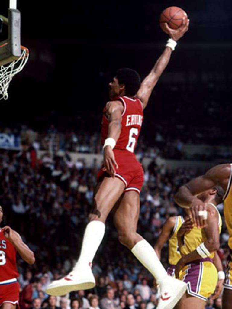 Julius "The Dr." Erving (1971 - 1987) war der Michael Jordan der 70er. Er spielte zunächst in der ABA, der Konkurrenzliga der NBA. Später war er Small Forward bei den Philadelphia 76ers. 1981 wurde er MVP, 1983 NBA-Champ. In der ABA konnte er mit den New York Nets zweimal Meister und dreimal MVP werden. Dr. J. ist eine Ikone des Basketballs, war ein echter Highfligher und spektakulärer Dunker. Seine Slams von der Freiwurflinie sind Basketball-Geschichte.