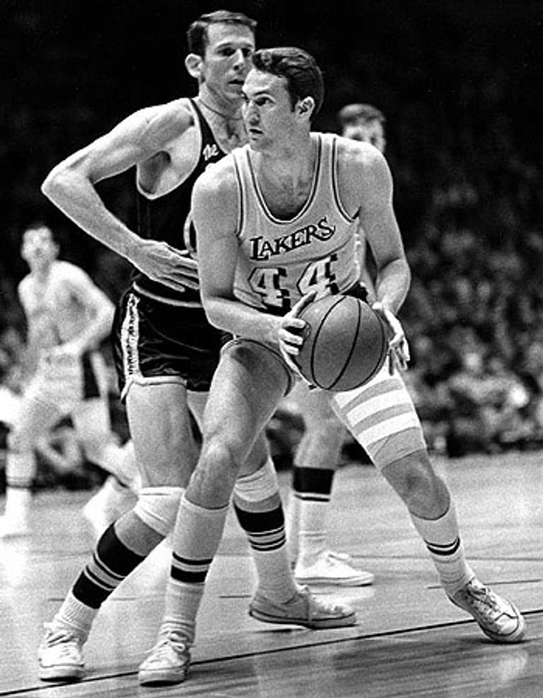 Jerry West (1960 - '74) ist eine weitere Lakers-Legende. Sein Spitznamen sind "Mr. Clutch" und "The Logo". Seiner Silhouette ist der Spieler im NBA-Zeichen nachempfunden. Zusammen mit Elgin Baylor bildete der Shooting Guard eines der besten Duos der Geschichte. 1972 ergatterte er seine einzige Meisterschaft. Der spätere Coach und Manager ist der einzige Spieler, der NBA-Finals-MVP wurde, obwohl seine Mannschaft verlor. Außerdem hält er den Rekord für Punkte in einer Playoff-Serie (46,3).