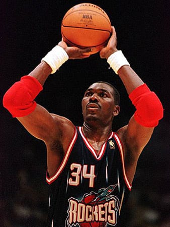 Hakeem "The Dream" Olajuwon war Center-Spieler bei den Houston Rockets und beerbte mit den Texanern die Chicago Bulls nach Jordans erstem Rücktritt als Meister (1994 und '95). Der in Nigeria geborene 2,13-Meter-Mann hatte eine großartige Fußarbeit, die er in seiner Jugend als Fußballer erlernt haben soll. Er ist der einzige Spieler der MVP, Verteidiger des Jahres und Finals-MVP in einer Saison wurde (1994). Keiner hat mehr Würfe geblockt als die Nummer 34 der Rockets (3830).
