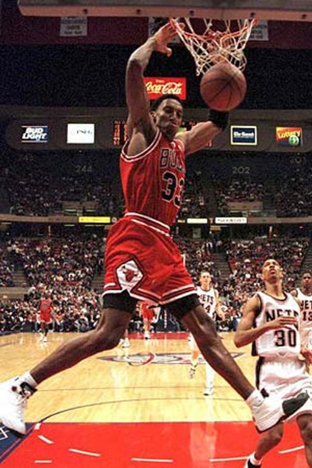 Scottie Pippen (1987 - 2004) war der Adjutant von Michael Jordan bei den Chicago Bulls. Doch ohne "Pip" hätte Jordan wohl kaum so viele Meisterschaften gewonnen. In der Saison 1994/95 zeigte Pippen, dass auch er die Mannschaft führen konnte und spielte in Topform. Pippen war ein sehr eleganter Small Forward. Außerdem hatte er überdurchschnittlich lange Arme, die ihn zu einem exzellenten Verteidiger machten. Größte Erfolge: Sechs Meisterschaften und Gold bei Olympia '92 und '96.
