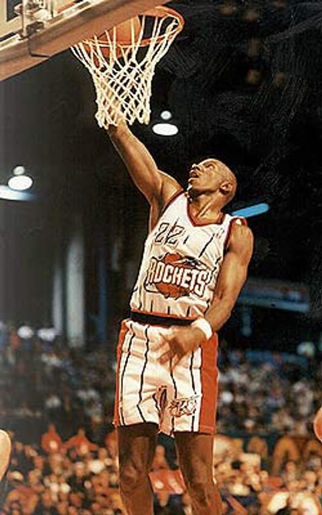 Clyde "The Glide" Drexler (1983 - '98) war der Führungsspieler der Portland Trail Blazers. Seinen Spitznamen erhielt er, weil er durch die Luft gleiten konnte. Man nannte ihn auch den Michael Jordan des Westens. 1992 kam es im NBA-Finale zum Showdown der beiden. Die Bulls siegten 4:2. Im Herbst seiner Karriere wechselte Drexler an die Seite seines College-Kollegen Hakeem Olajuwon und gewann '95 den ersehnten Ring. Drexler war Mitglied des Dreamteams.
