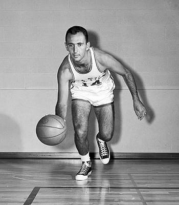 Bob Cousy (1950 - '63, '69 - '70) war der herausragende Aufbauspieler seiner Zeit. Sechsmal gewann er mit seinen Boston Celtics die NBA-Meisterschaft. '57 wurde er zum MVP gewählt. "Mr. Basketball" war ein fantastischer Passgeber und setzte neue Maßstäbe auf der Position des Point Guards. Acht Mal in Folge führte Cousy die Liga in der Kategorie Assists an.
