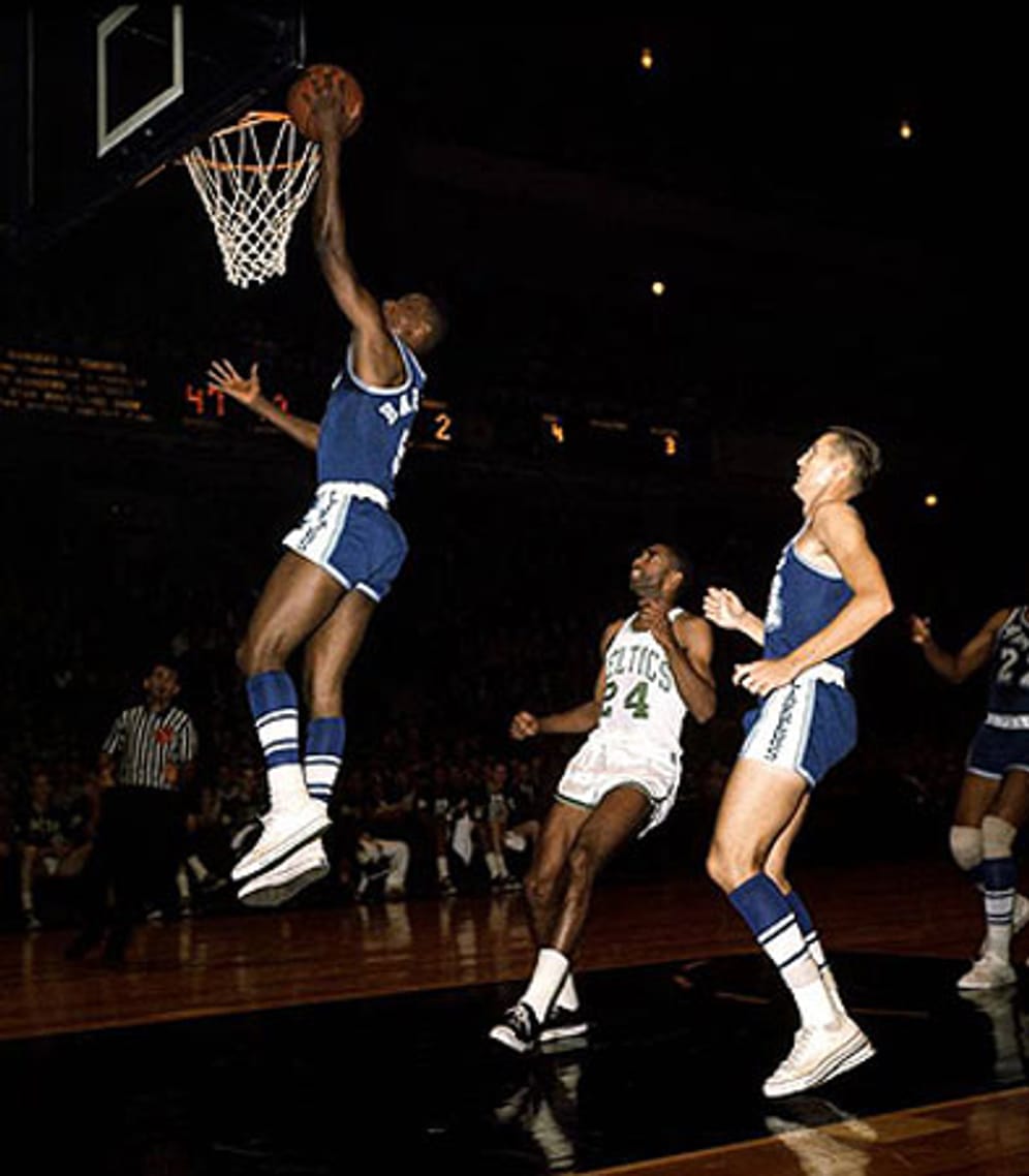 Elgin Baylor (1958 - 1971) war eine Offensiv-Maschine. Der Forward revolutionierte den Basketball-Sport und zeigte Dinge, die man noch nie gesehen hatte. In seiner ersten Saison wurde er "Rookie of the Year". 1961/62 musste Baylor seinen Militärdienst verrichten, konnte deshalb nicht trainieren und nur an den Wochenenden spielen. Er erzielte trotzdem 38 Punkte, 19 Rebounds und fünf Assists im Schnitt. Acht NBA-Finals verlor Baylor, aber er hält bis heute den Punkterekord in einem Finalspiel (61 Zähler).