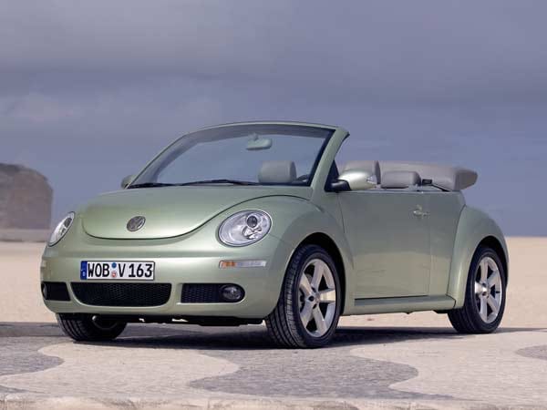 Der VW New Beetle war bei seinem Debüt 1998 eines der ersten Retro-Autos. An den Erfolg des berühmten Vorgängern konnte der Wagen aber zumindest in Deutschland nicht anknüpfen. 2011 soll ein Nachfolger auf den Markt kommen.