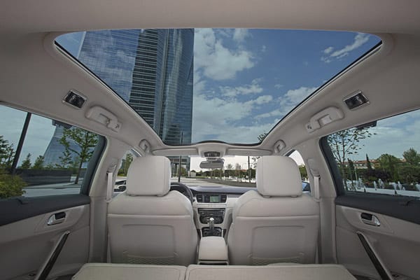 Für den Kombi bietet Peugeot ein 1,62 Quadratmeter großes Panoramadach.