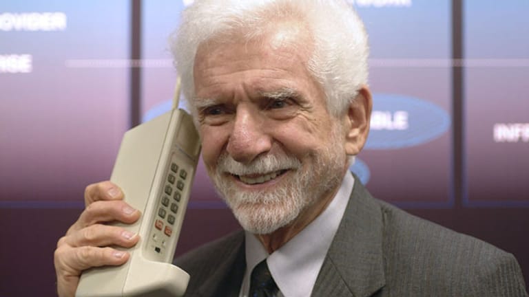 Martin Cooper mit einem Prototypen des Motorola Dynatac 8000X.