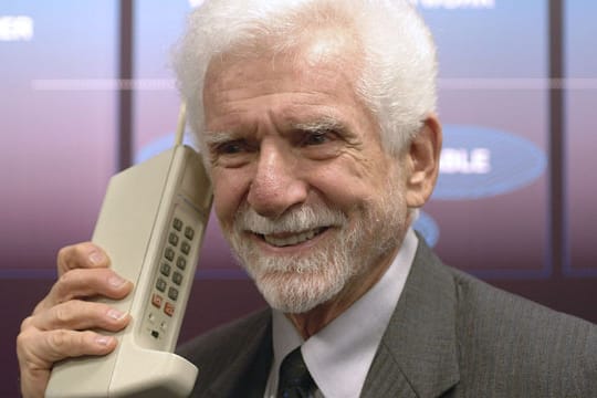 Martin Cooper mit einem Prototypen des Motorola Dynatac 8000X.