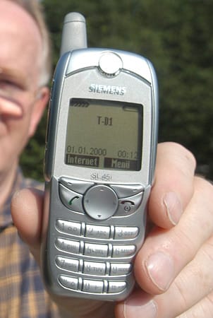 Viele vermeintliche Neuerungen beim iPhone gab es bereits vorher. Das Siemens S45i war das erste Handy, das die Programmiersprache Java unterstützte. Das ist zwar an sich nicht wirklich spektakulär, macht das Gerät aber auch zum ersten Handy, auf dem zusätzliche Software installiert werden konnte.