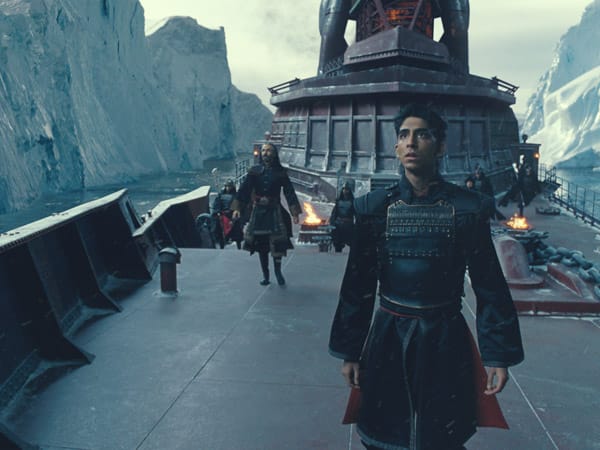 Prinz Zuko (Dev Patel) hat sich persönlich der Aufgabe verschworen. Er glaubt dadurch seine Ehre bei seinem Vater wieder herzustellen, wenn er den "Avatar" vernichtet. Sein Onkel Iroh (Shaun Toub) ist da anderer Meinung.