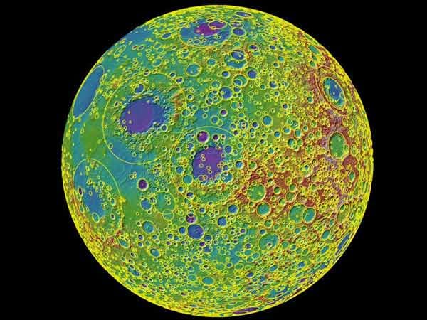 Tausende Täler: Die Wissenschaftler erfassten für ihren Kraterkatalog 5185 Krater mit einem Durchmesser von 20 oder mehr Kilometern. Deren Verteilung auf dem Mond ist alles andere als gleichmäßig: Vor allem die Höhenzüge zeichnen sich durch sehr dicht aneinanderliegende Krater aus, während die Maria - die dunkel erscheinenden Tiefebenen auf dem Mond - eher wenige Einschlagsnarben aufweisen.