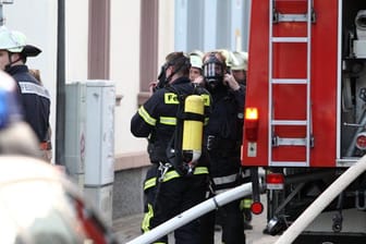 Bei einer Explosion in einem Wohnhaus und einem anschließenden Amoklauf in einem Krankenhaus in Lörrach sterben vier Menschen.