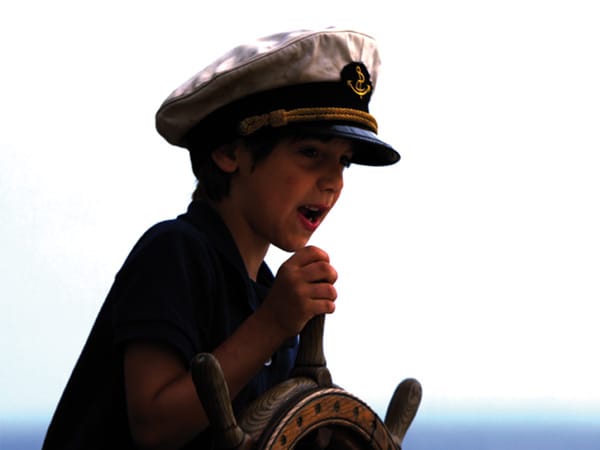 Auf der Erde träumt der kleine Miko (Bruno Renne) von großen und mutigen Abenteuern auf See. Leider ist Miko in Wirklichkeit ein Feigling und kommt so gar nicht nach seinem Opa Käptn Scheerbart. Auf der Erde träumt der kleine Miko (Bruno Renne) von großen und mutigen Abenteuern auf See. Leider ist Miko in Wirklichkeit ein Feigling und kommt so gar nicht nach seinem Opa Käptn Scheerbart.