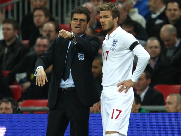 Platz Drei: Englands Alt-Star David Beckham (re.) musste bei der WM in Südafrika verletzt passen. Doch Three-Lions-Coach Fabio Capello und das ganze Mutterland des Fußballs haben Becks noch nicht ganz abgeschrieben. Der 35-Jährige hat 4.087.113 Millionen Fans.